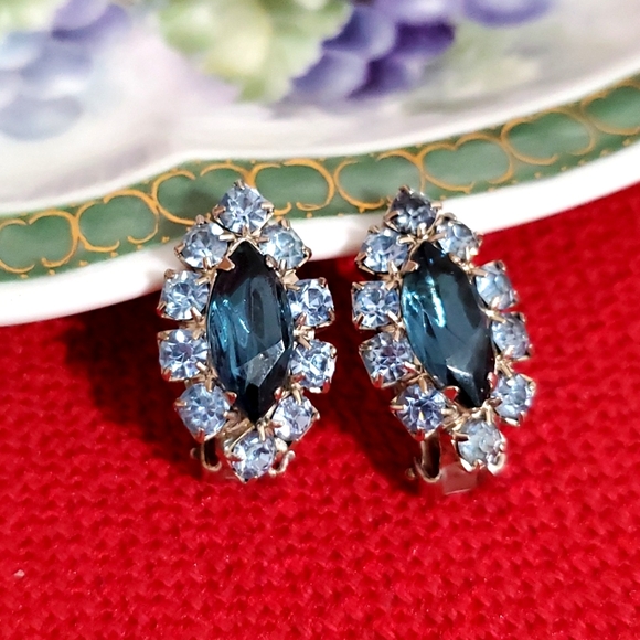 Vintage Jewelry - Vintage•unsigned•2 shades of blue rhinestones clip ons•dazzling💎